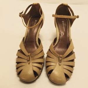 Naturalizer Bevan Woman Sz 7.5W Honey Oat Leather Strappy Sandal Closed Toe